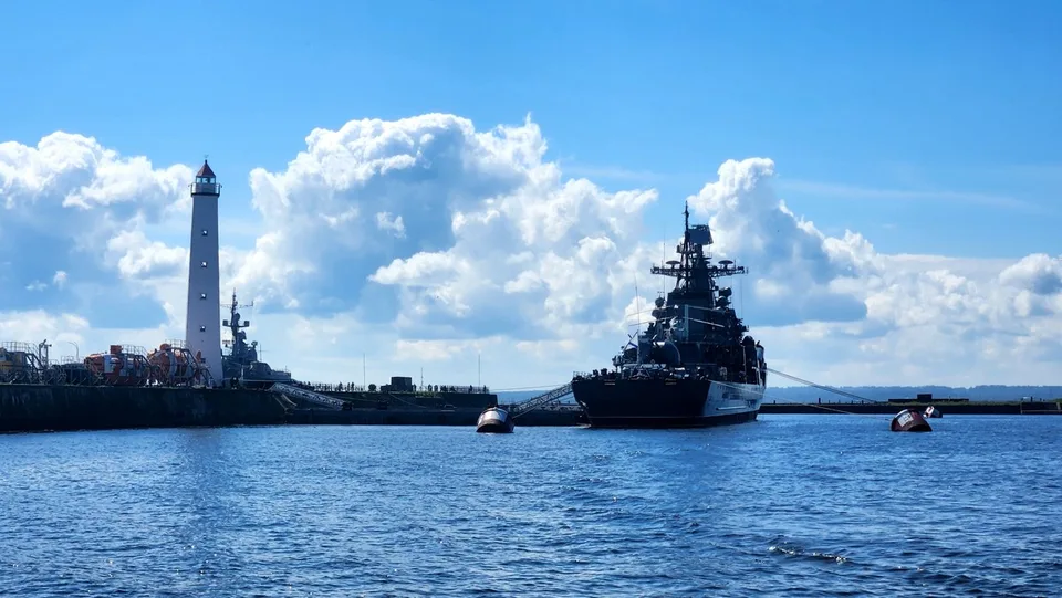 Город-крепость, город-порт: в Кронштадт на метеоре